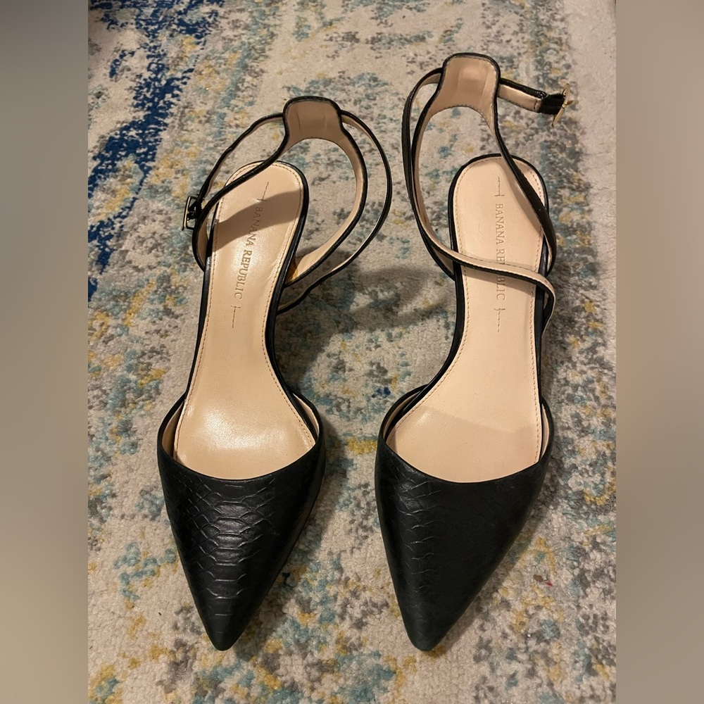 Banana republic. Size 6.5. Black. Low heel